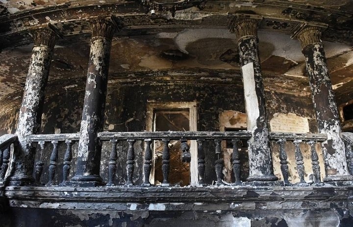 Зруйнований російськими військовими драмтеатр у Маріуполі