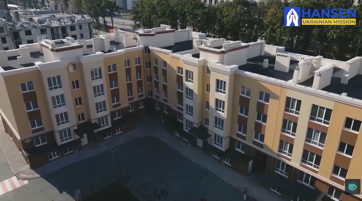 Переселенці можуть оренудвати квартири у будинках, які будує Хансен
