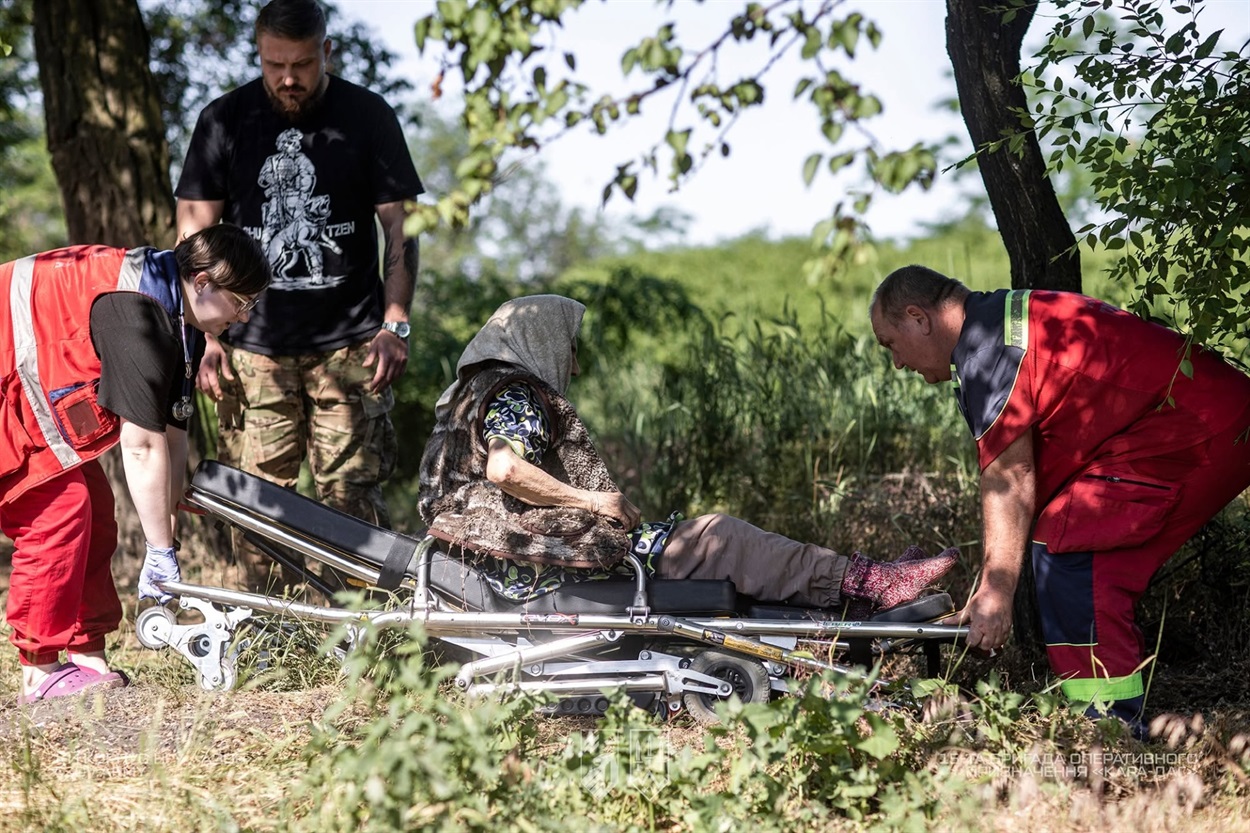 Військові врятували 90-річну жінку з-під завалів у Добропіллі