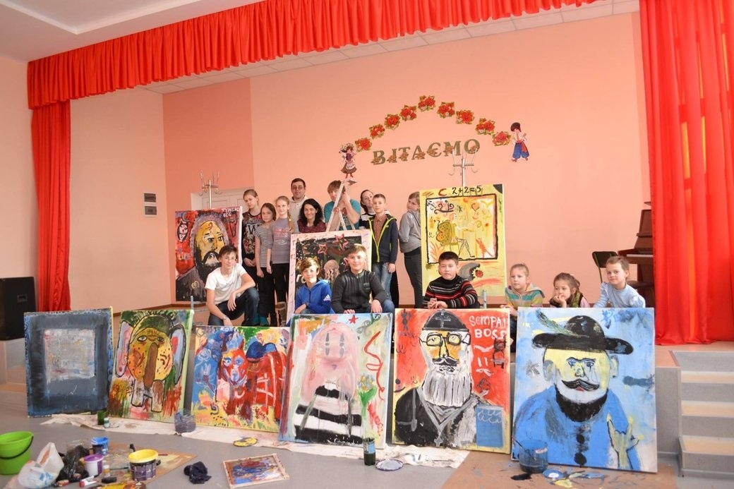 Алан Меєр з дітьми в Авдіївці, 2019 рік