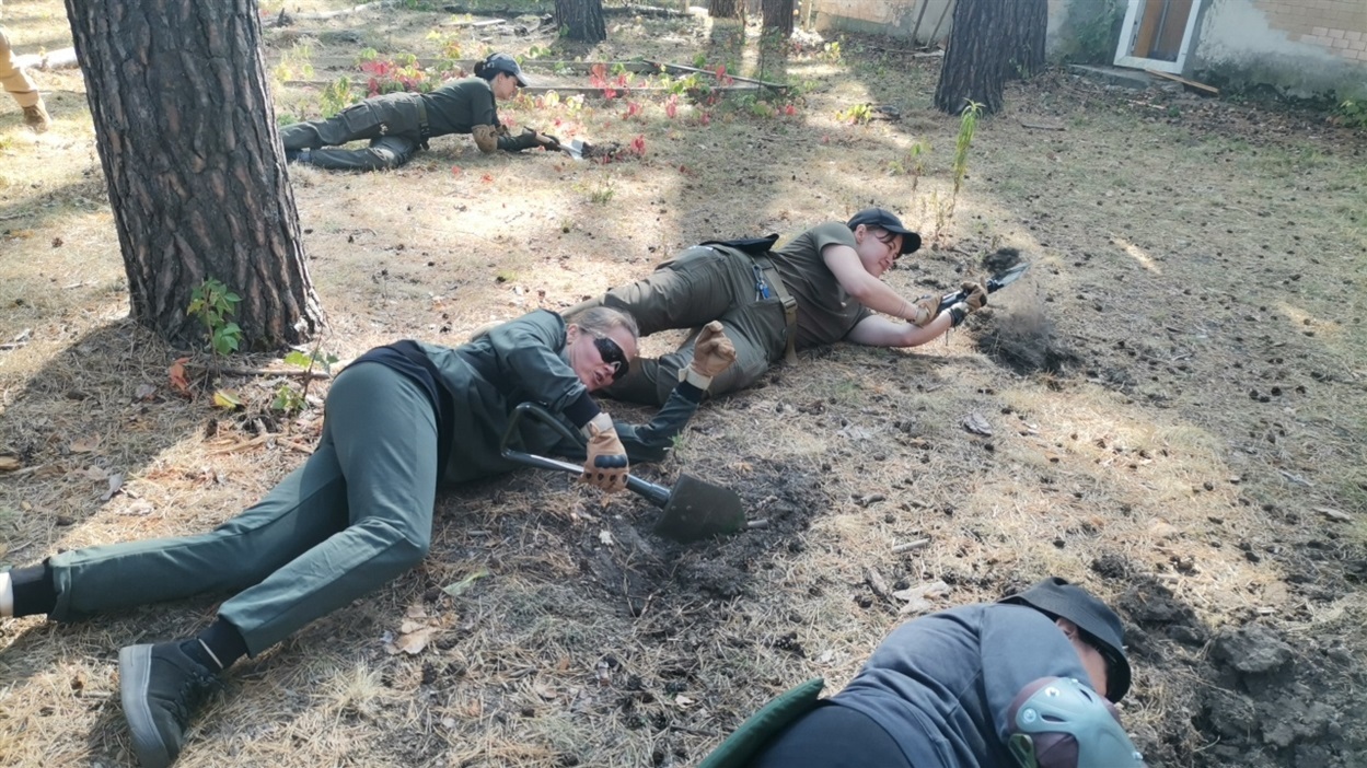 Так жінки Асоціації захисників "Азовсталі" і журналістка Свої вчилися рити окопи