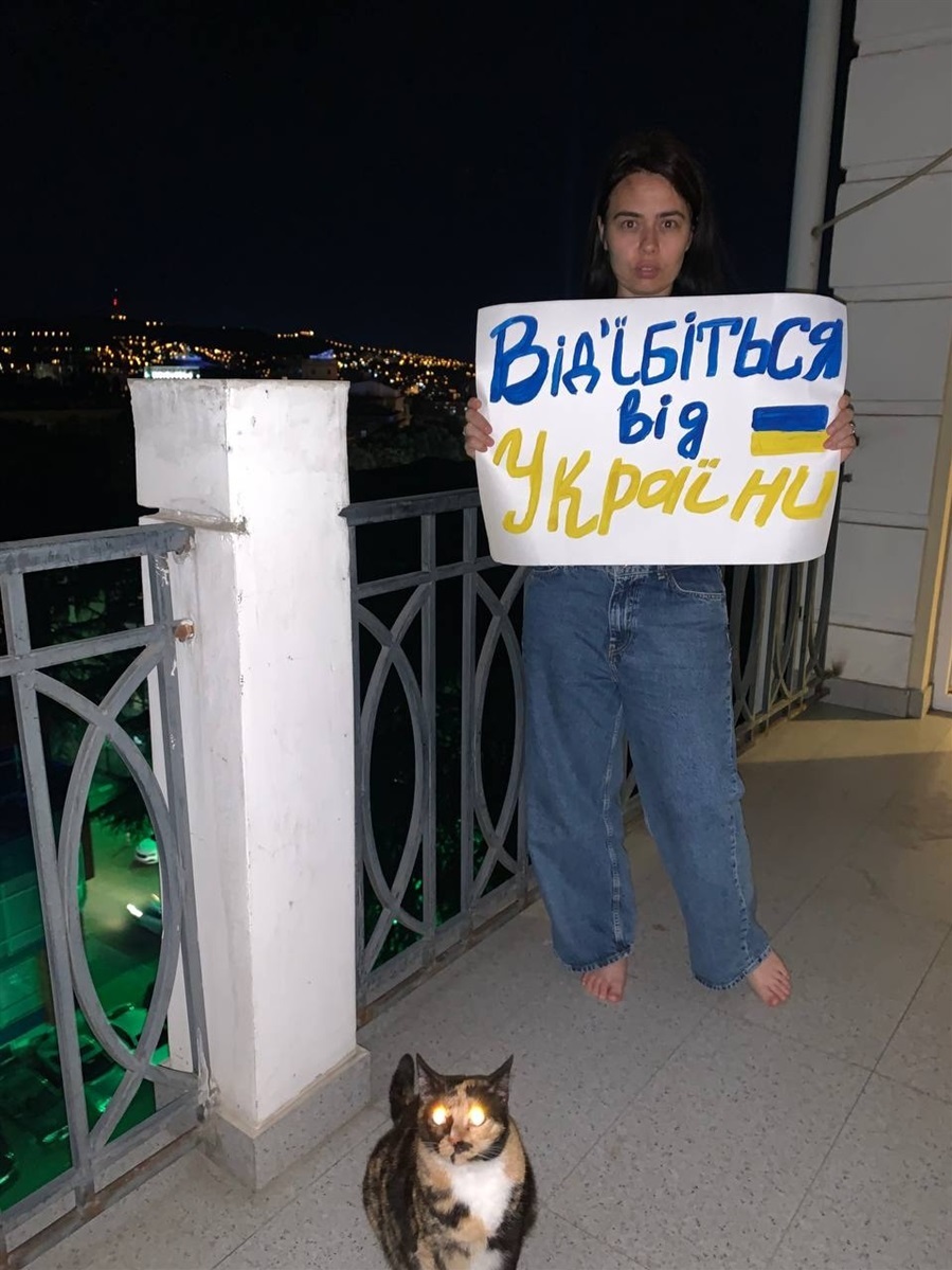 Вже місяць Ганна Челпан влаштовує одиночний пікет проти війни росії в Україні на своєму балконі у Тбілісі