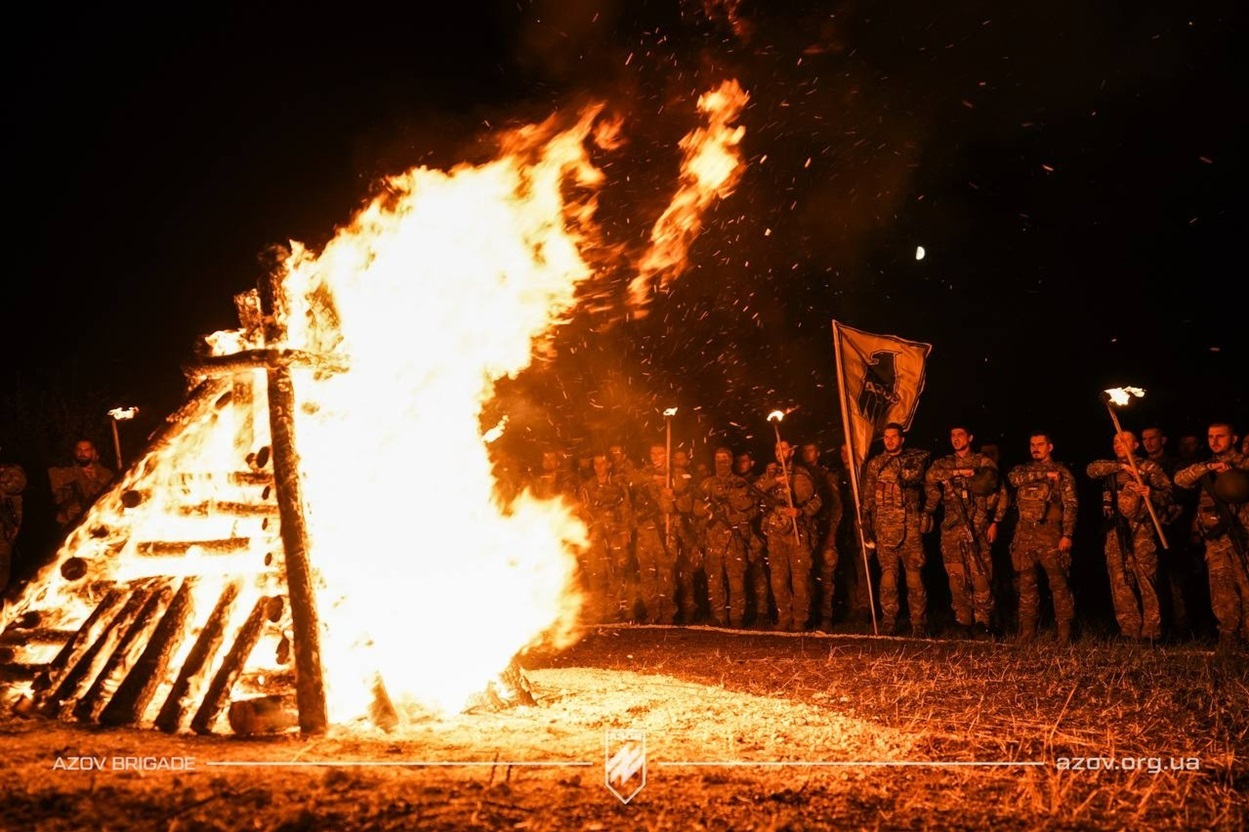 Так відбувається містерія. Цього дня "азовці" вшановують загиблих побратимів та згадують шлях тих бійців, які нині виборюють волю і свободу українців і України