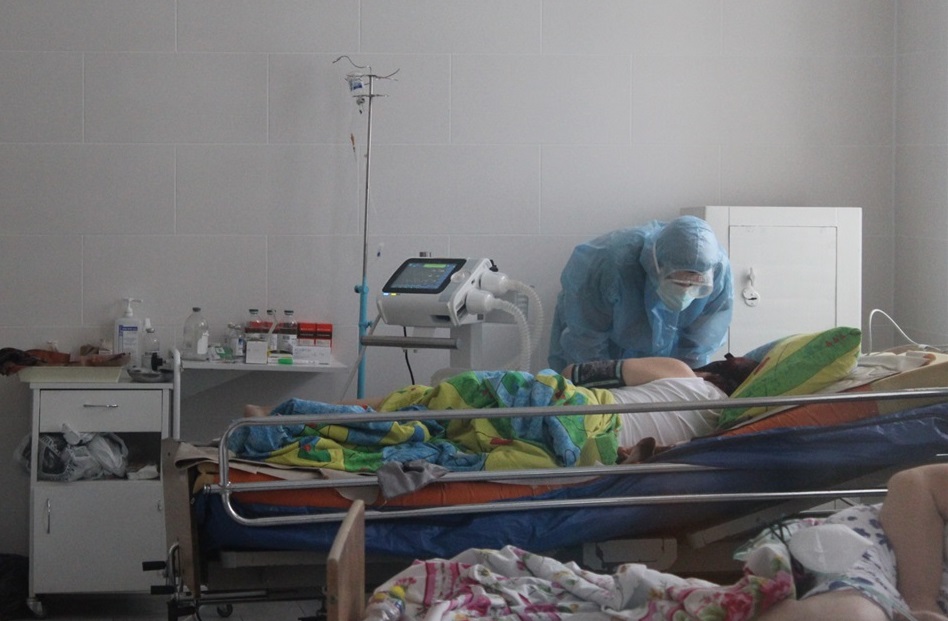 лікар у ковідному відділенні волновахи