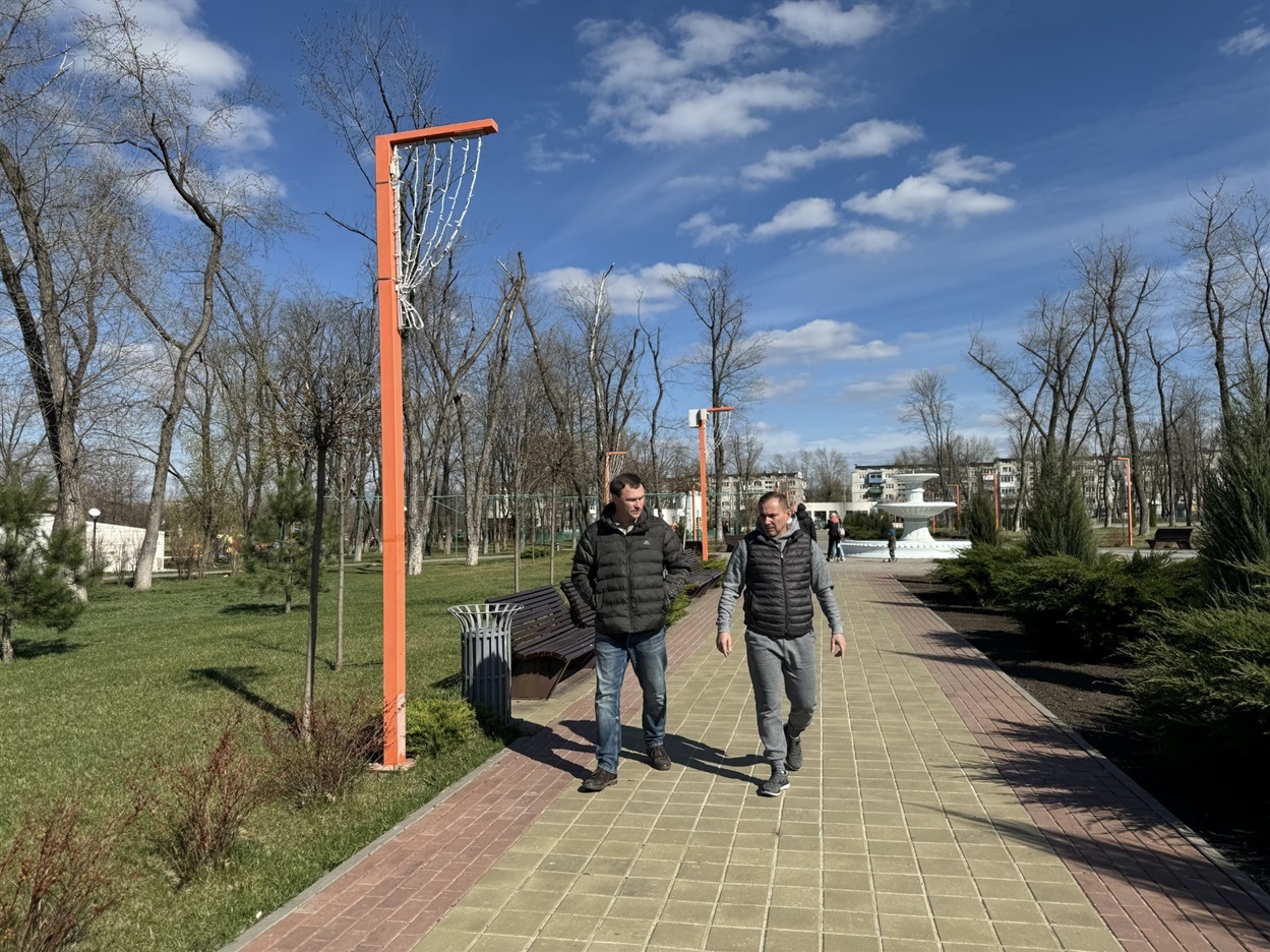 Віталій Щербина і Ігор Очеретній у парку у Покровську