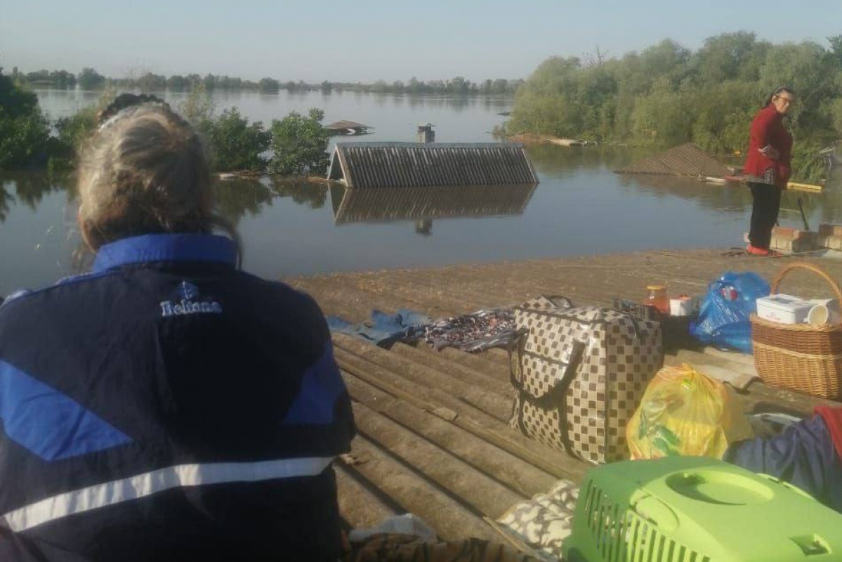 Люди на дахах затоплених будинків на Херсонщині