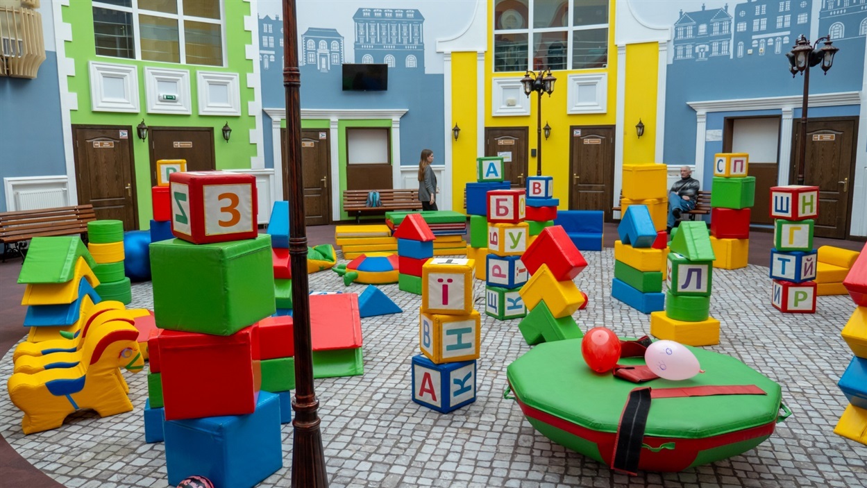 На такому майданчику діти і вчаться, і проходять реабілітацію