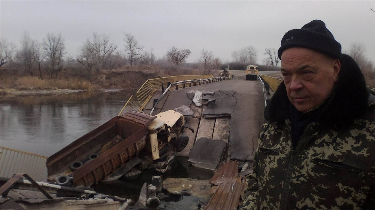 Зруйнований міст через Сіверський Донець на околиці Трьохізбенки Новоайдарського району. На тому боці — так звана "ЛНР". 2014 рік