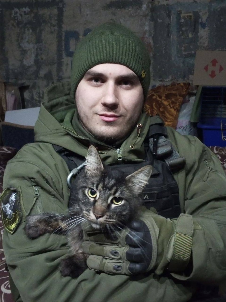 Сергій Летенко допомагає Елеонорі організовувати допомогу тваринам у Авдіївці