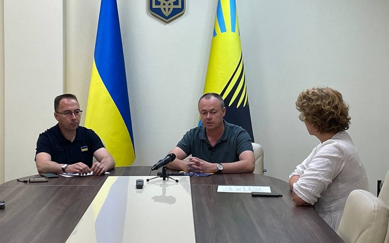 Ігор Бойко (в центрі) розповідає про евакуацію на Донеччині