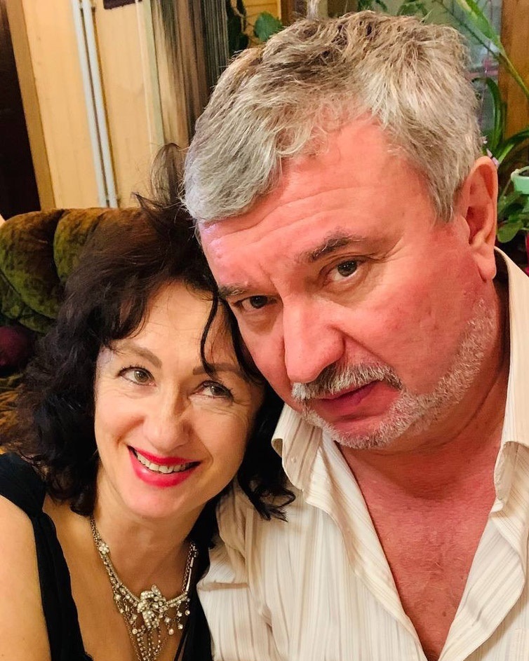 Батьки Оксани перед повномасштабною війною приїхали зі Щастя до Бучі, аби відсвяткувати річницю весілля