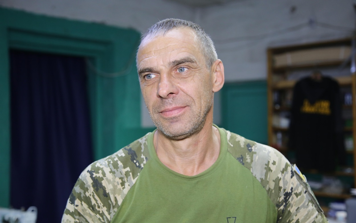 Костянтин Ігнатенко шиє тактичний одяг натівського зразка для українських військових