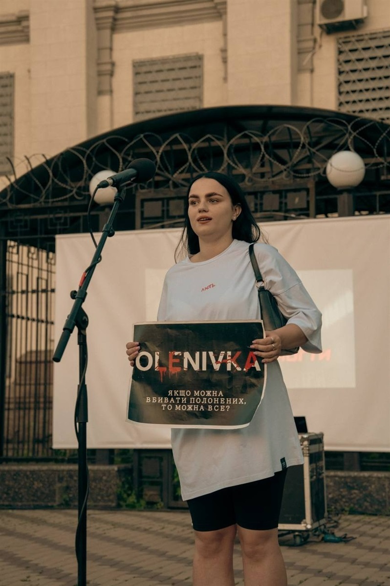 Уляна чекає на повернення з полону побратимів коханого, аби якомога більше дізнатися про його дні перебування у неволі