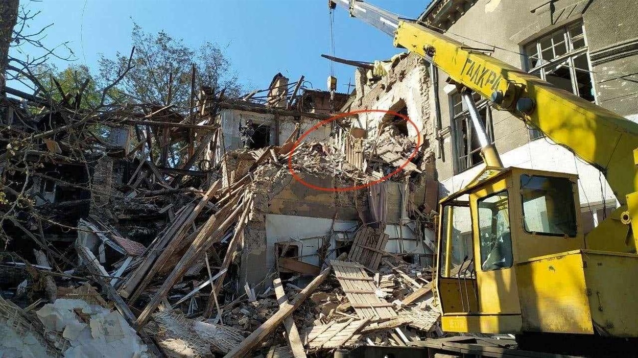 Серед руїн можна було розгледіти особисті речі родини