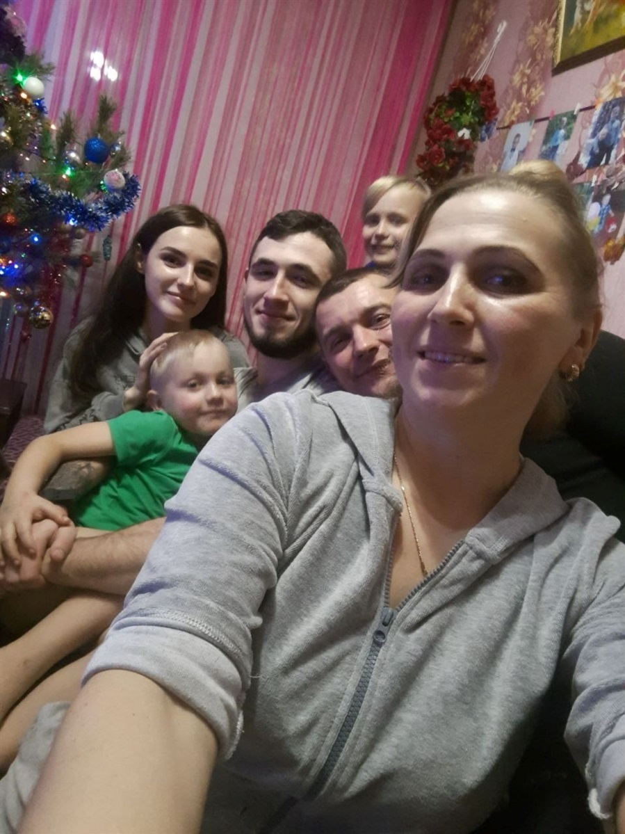 Катерина з родиною Влада — батьками і молодшими братами