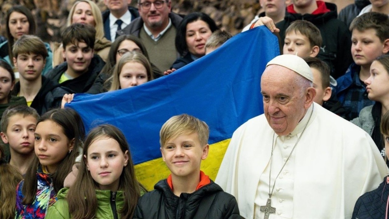 Анжеліка на зустрічі з Папою Римським у Ватикані (третя зліва від Папи)