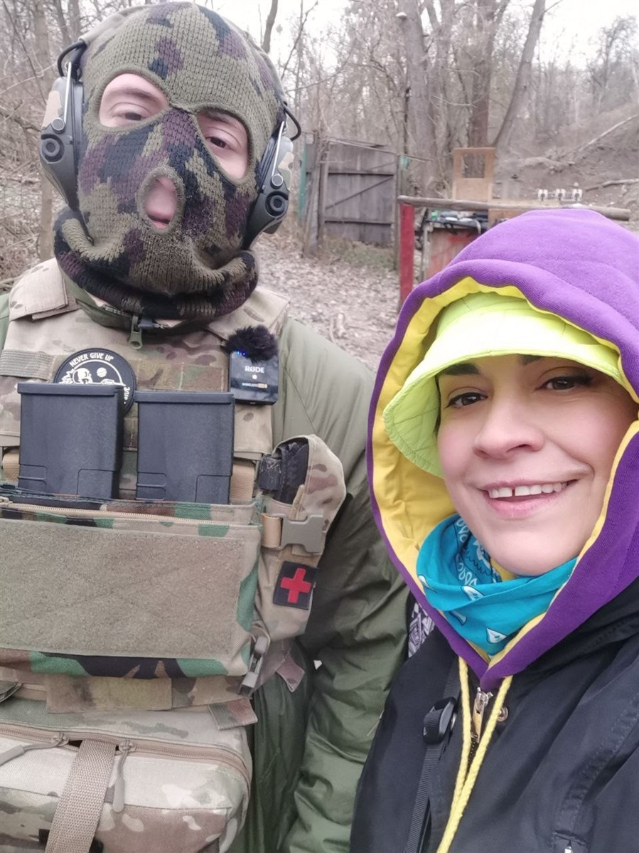 Розмова Свої з "азовцем" відбувалася на навчальному полігоні, де боєць навчає бранців вогневій тактиці