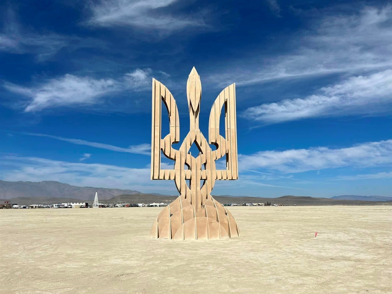 На фестивалі Burning Man 2022 литовсько-американський табір Amber Dust створив інсталяцію з тризубом, щоб показати підтримку Україні у боротьбі за свободу та демократичні цінності. Арт-об’єкт Freedom Trident має висоту близько 4,8 метрів. Інсталяція створена з фанери і зібрана стільниковим способом